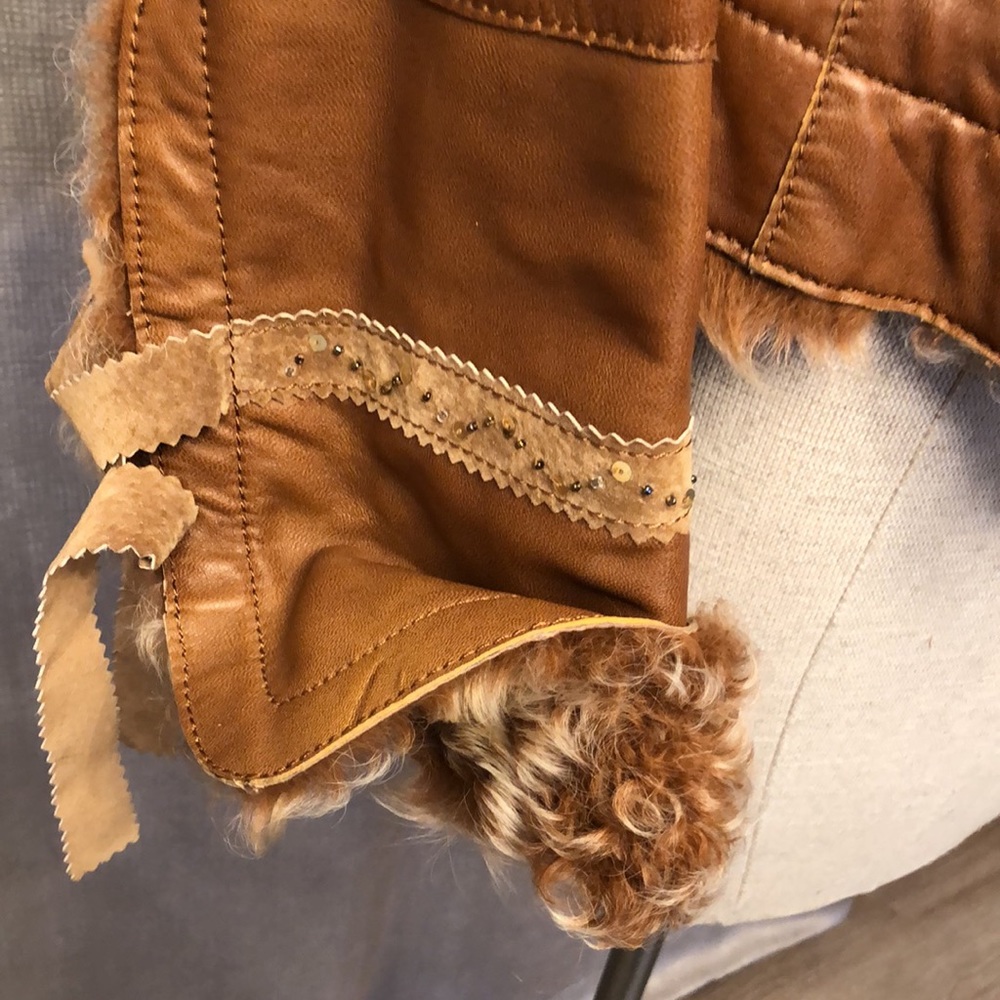 Gorgeous Cache 100% lamb leather jacket. The inside is polyester and lamb fur. - Picture 5 of 9